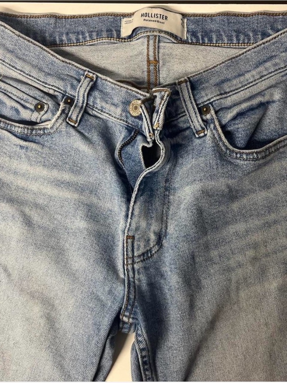 Hollister Men’s Light Wash Relaxed Fit Jeans